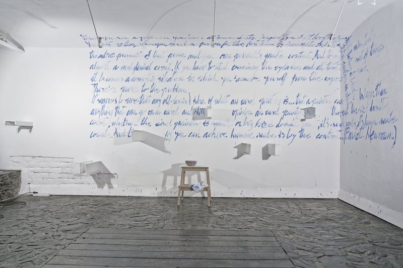 The result of the performance in the gallery, writing  as by dictation, the Barnett Newman text on the galleriy walls.